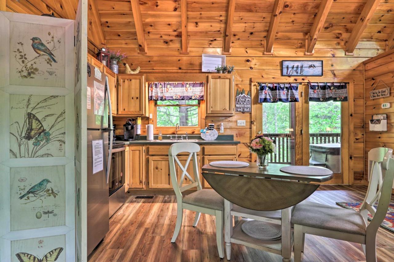 Romantic Cabin With Hot Tub And Pool Access *