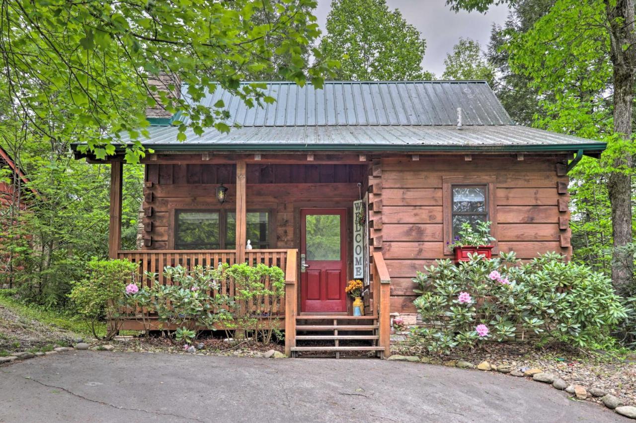 Romantic Cabin With Hot Tub And Pool Access