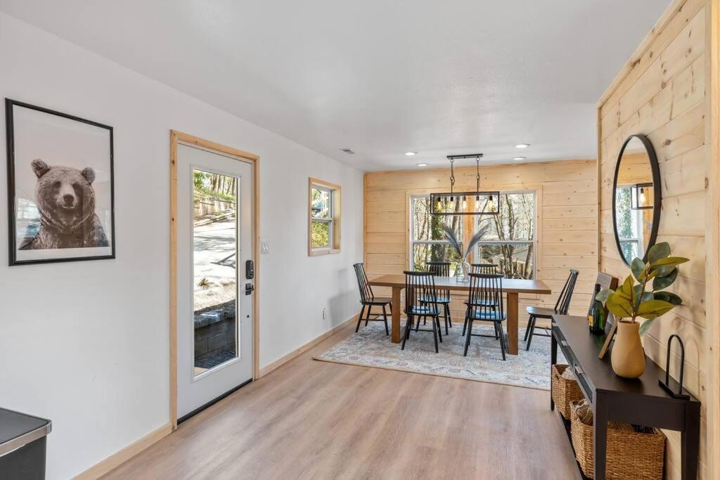 New! Modern Cabin With Two Decks, Bar & Game Room! * Gatlinburg