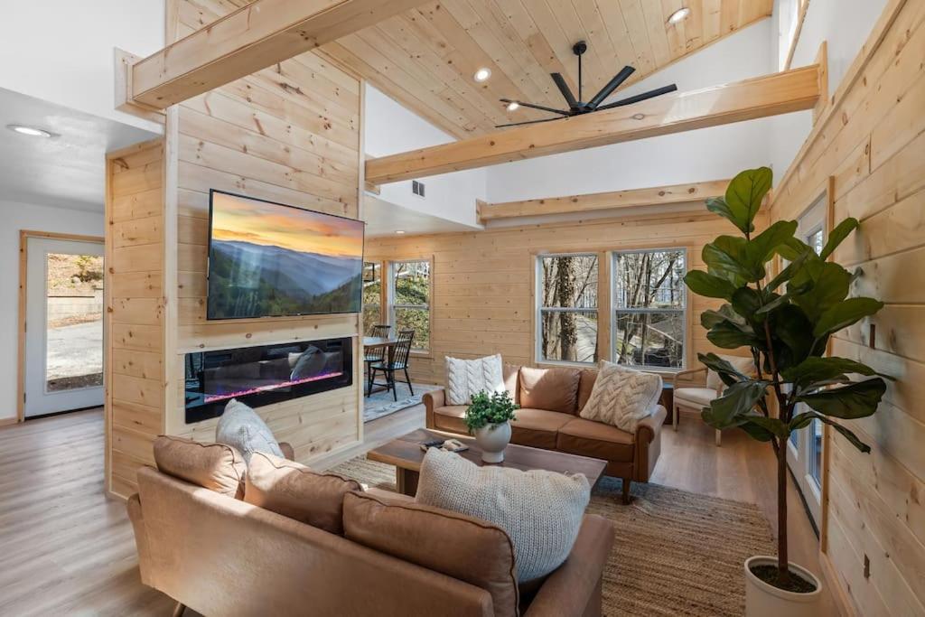 New! Modern Cabin With Two Decks, Bar & Game Room! * Gatlinburg