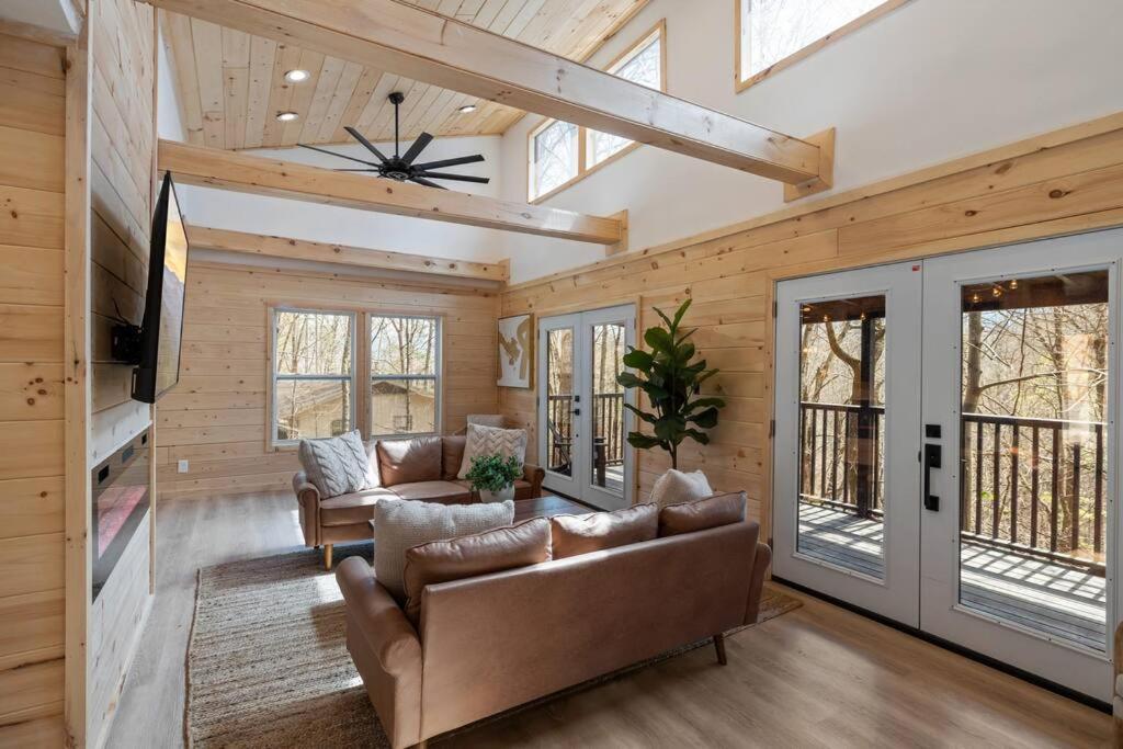 New! Modern Cabin With Two Decks, Bar & Game Room! Holiday home Gatlinburg