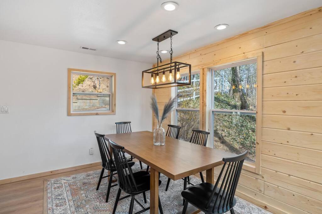 New! Modern Cabin With Two Decks, Bar & Game Room! *