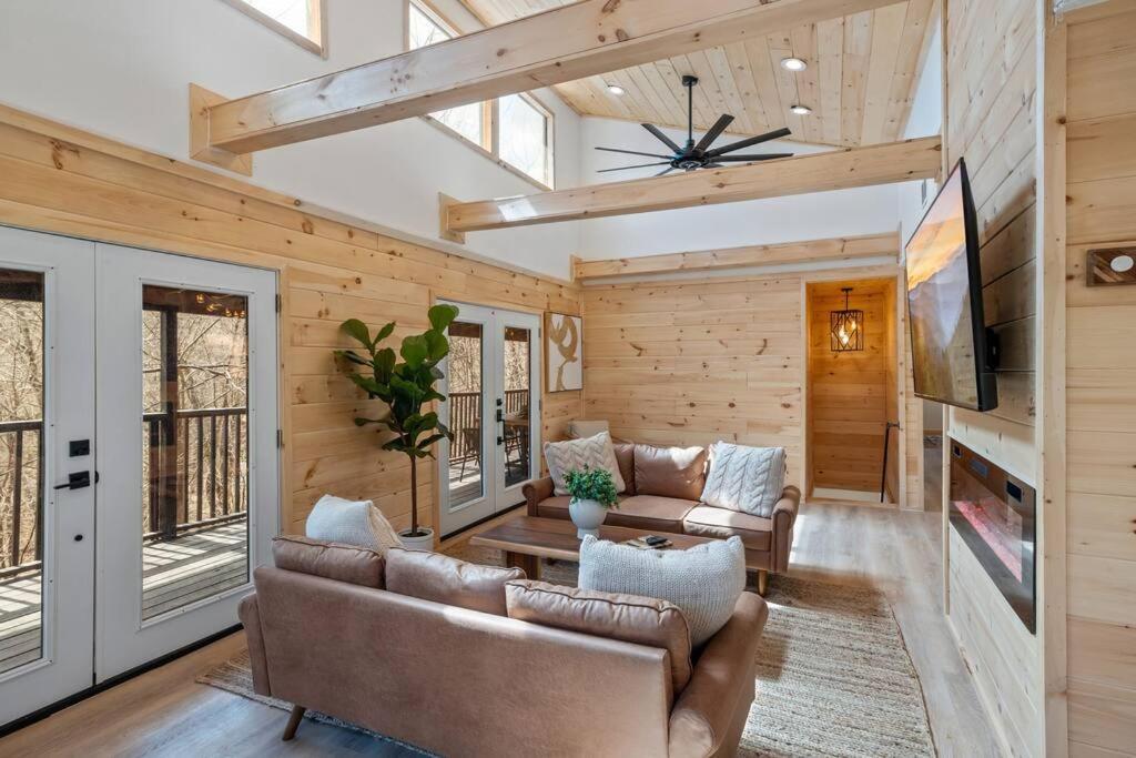 New! Modern Cabin With Two Decks, Bar & Game Room!