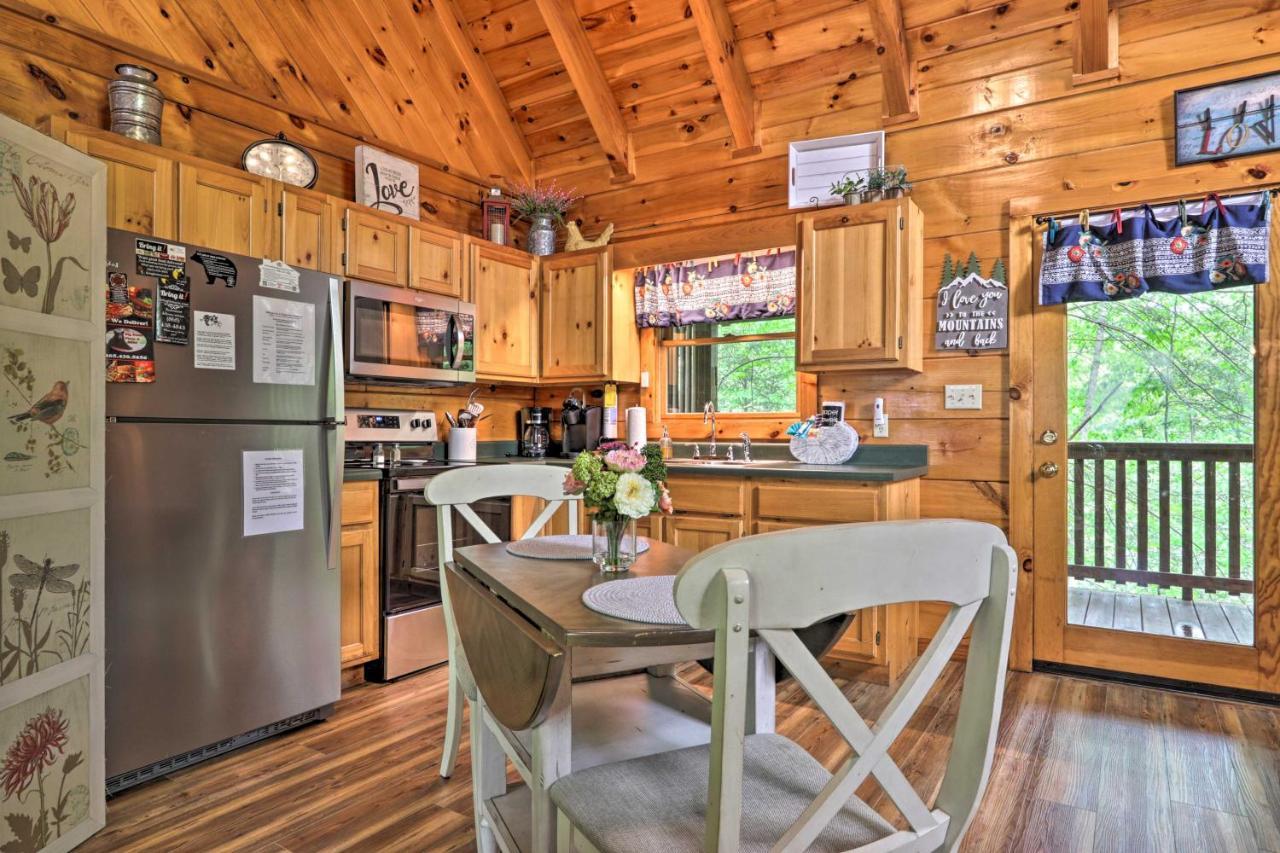 Romantic Cabin With Hot Tub And Pool Access Gatlinburg
