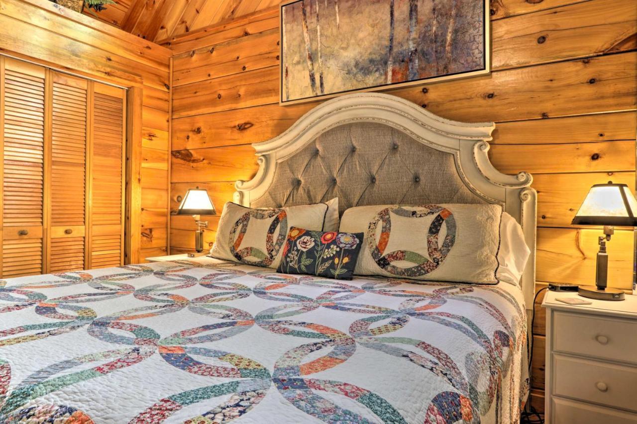 Romantic Cabin With Hot Tub And Pool Access