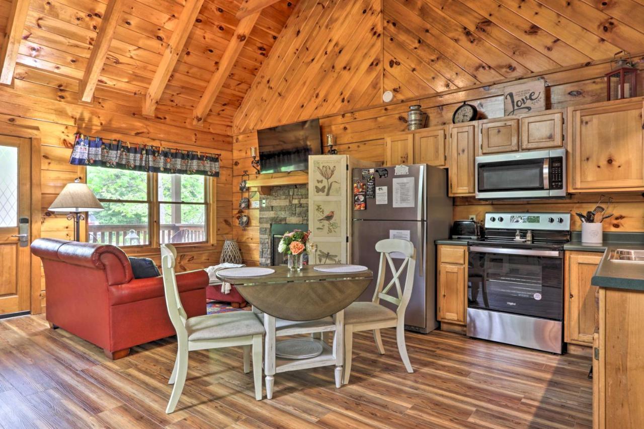 Romantic Cabin With Hot Tub And Pool Access Apartment Gatlinburg