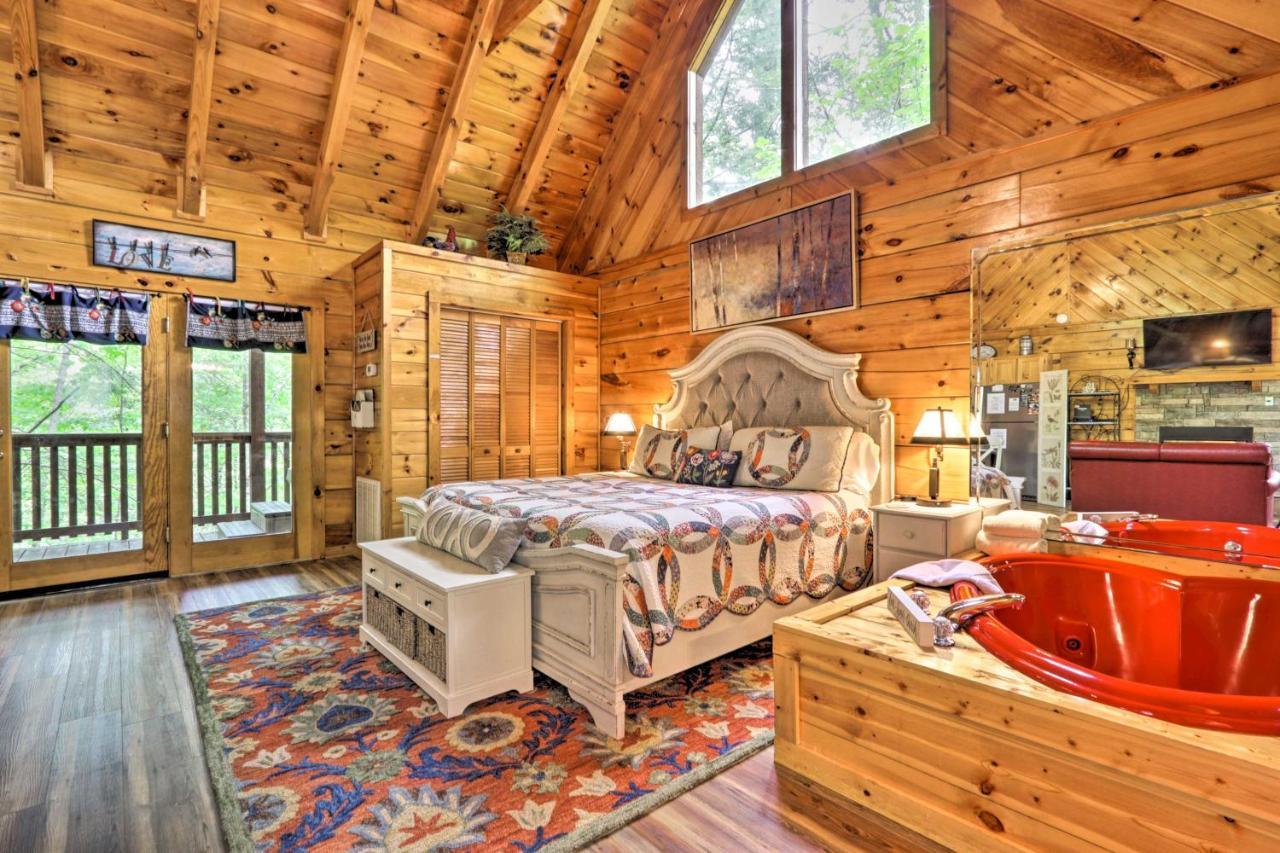 Apartment Romantic Cabin With Hot Tub And Pool Access Gatlinburg