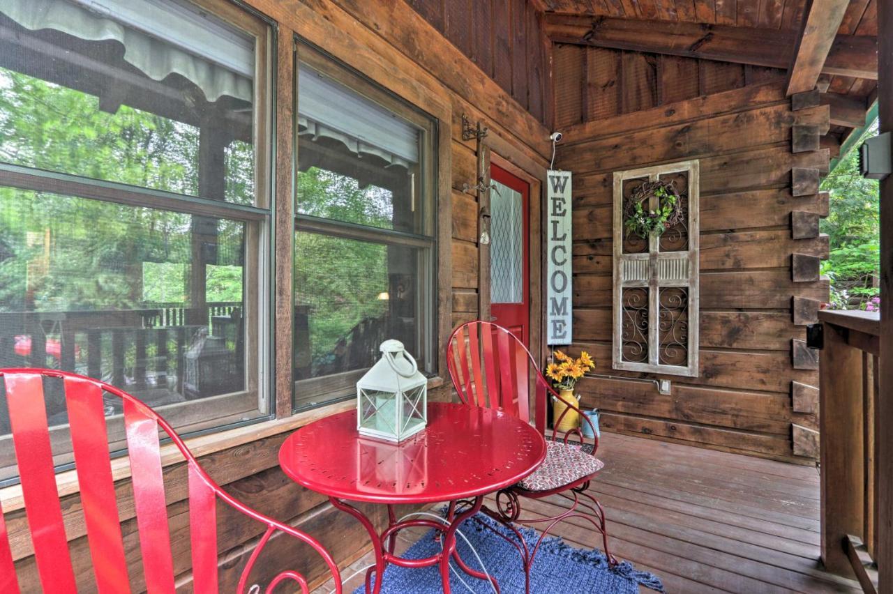 Romantic Cabin With Hot Tub And Pool Access