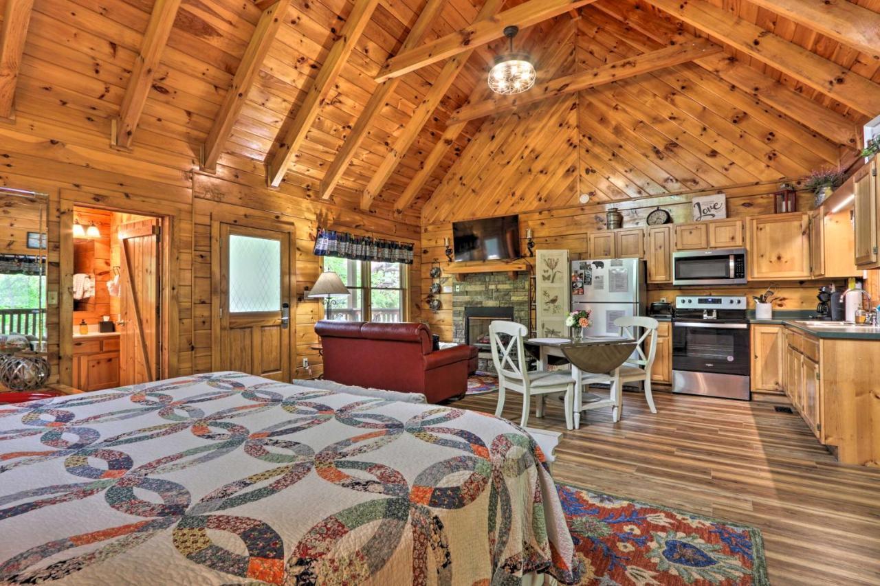 Romantic Cabin With Hot Tub And Pool Access Gatlinburg