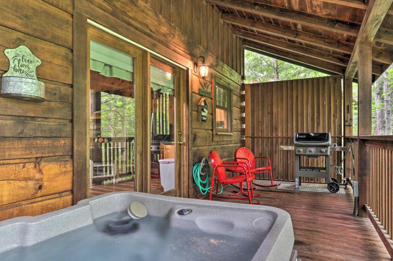 Romantic Cabin With Hot Tub And Pool Access Apartment