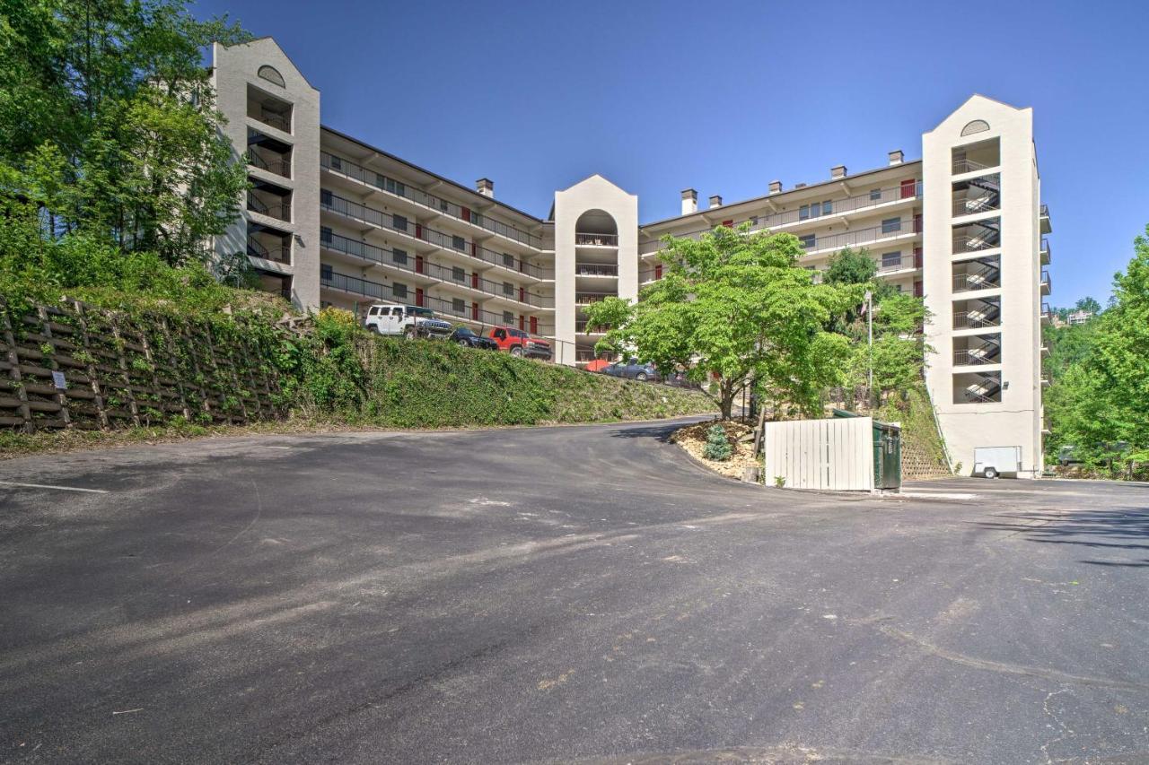 With Mountain Views And Pool Access Apartment