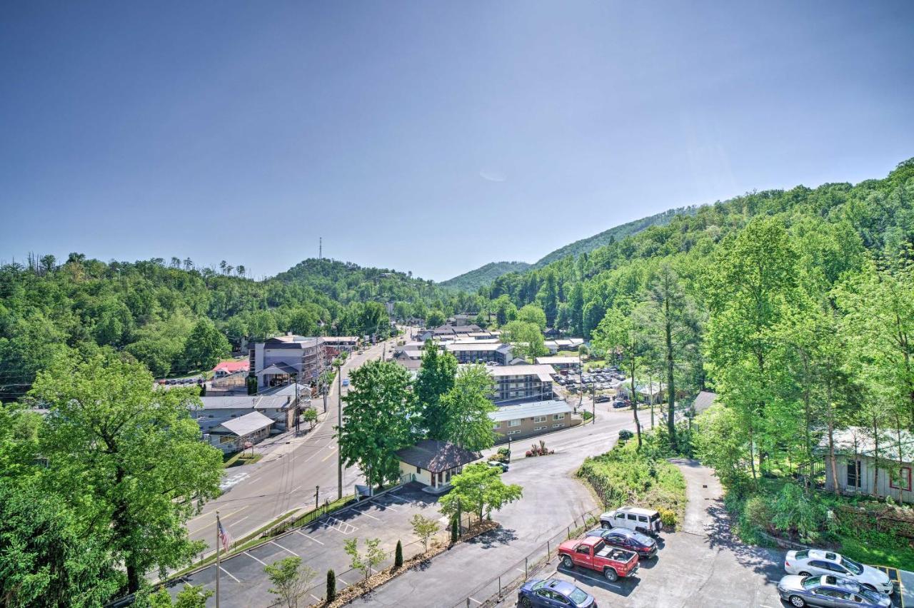 With Mountain Views And Pool Access Gatlinburg