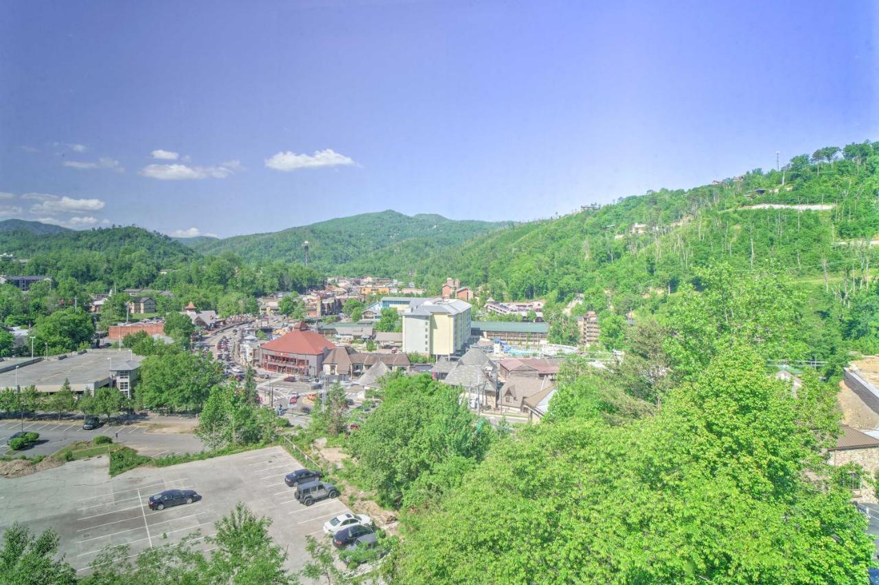 With Mountain Views And Pool Access Apartment Gatlinburg