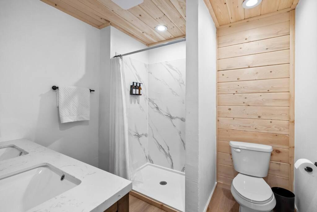New! Modern Cabin With Two Decks, Bar & Game Room! *