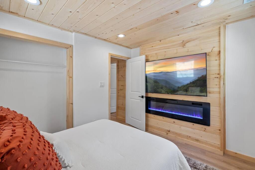 New! Modern Cabin With Two Decks, Bar & Game Room! Holiday home