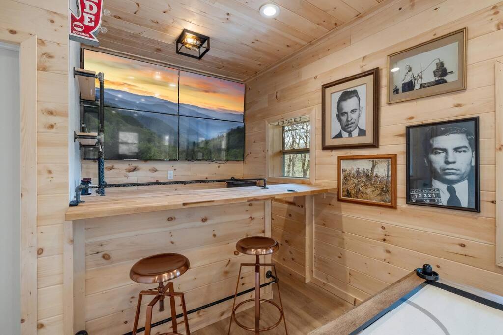New! Modern Cabin With Two Decks, Bar & Game Room! Holiday home