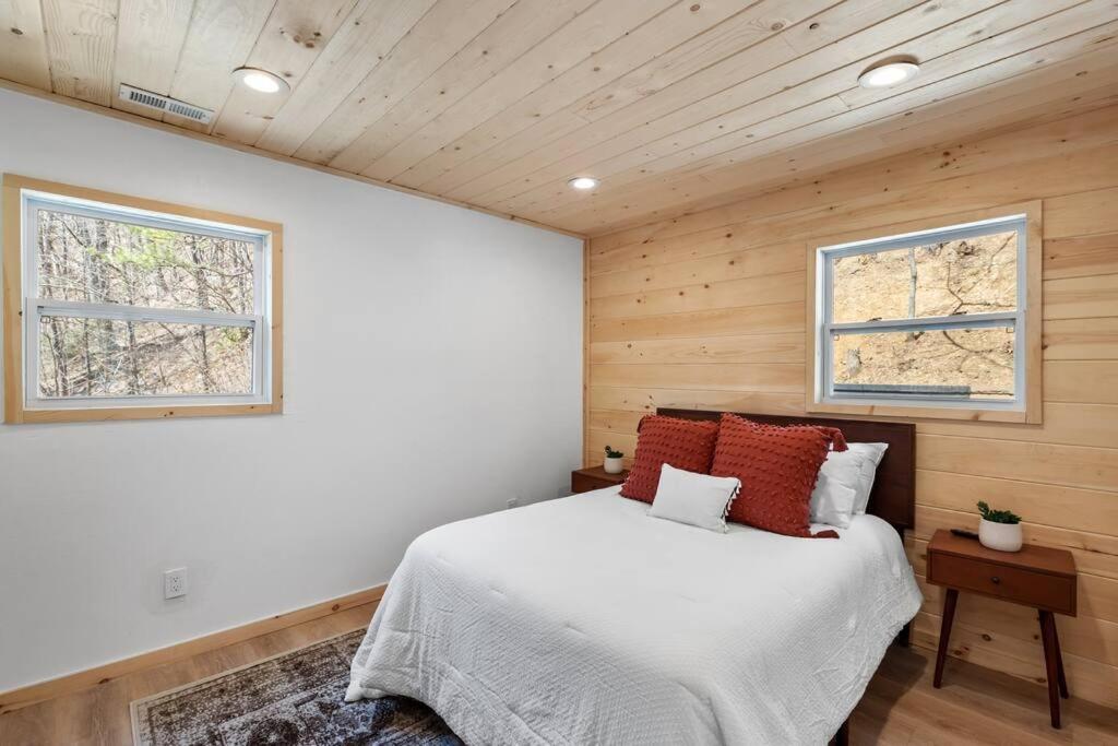New! Modern Cabin With Two Decks, Bar & Game Room! * Gatlinburg