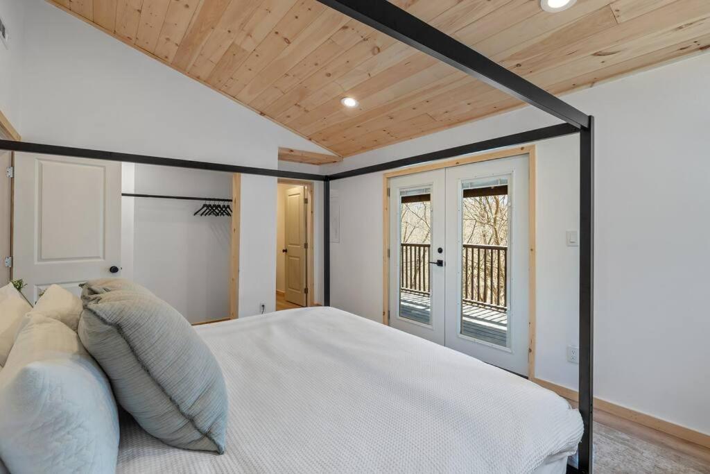 New! Modern Cabin With Two Decks, Bar & Game Room! Holiday home