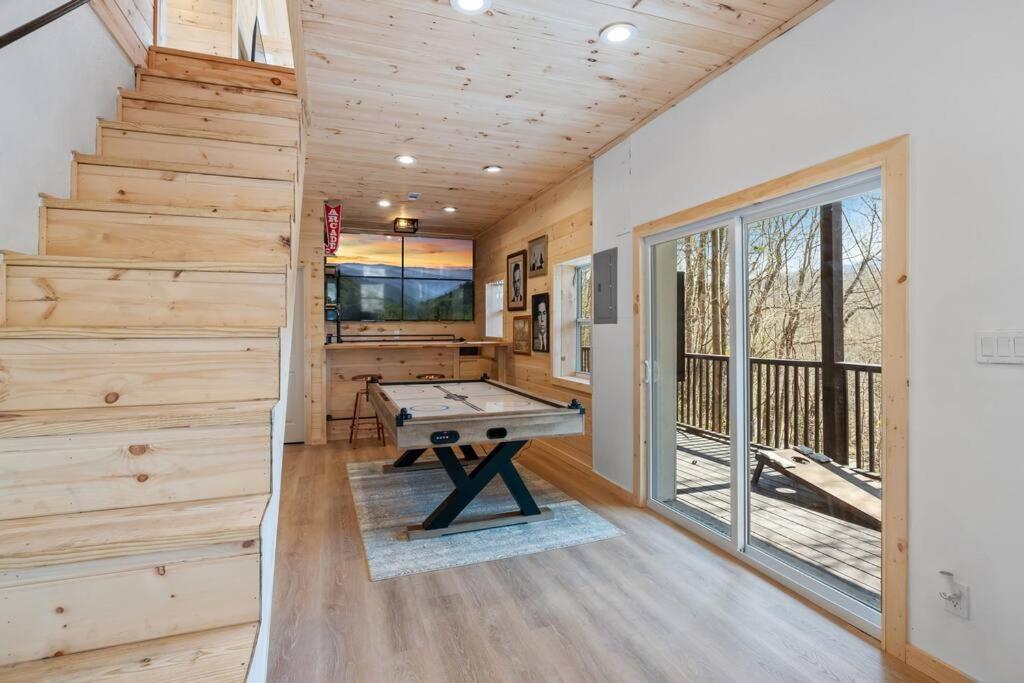 New! Modern Cabin With Two Decks, Bar & Game Room! Holiday home *