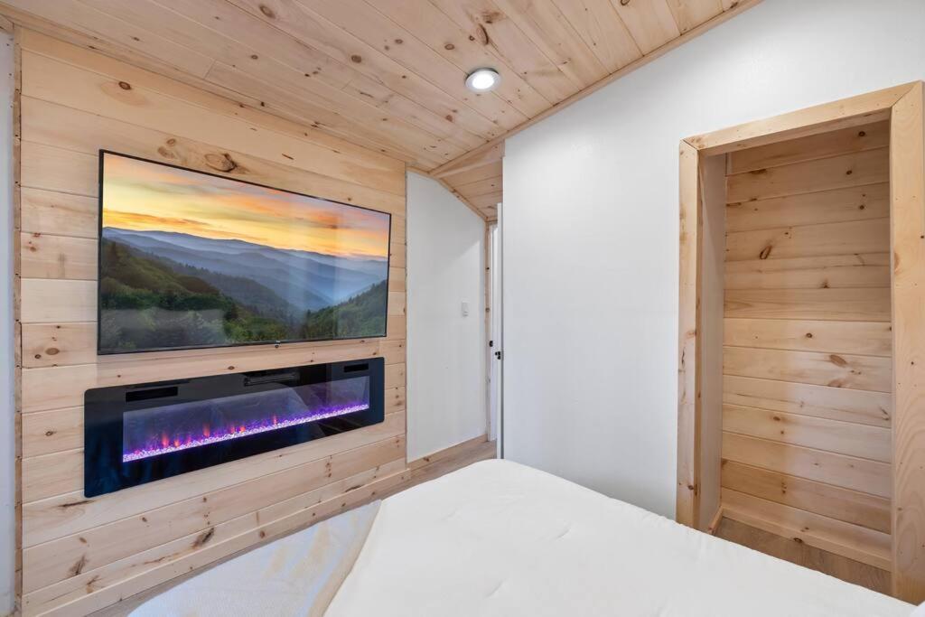 New! Modern Cabin With Two Decks, Bar & Game Room! Holiday home Gatlinburg