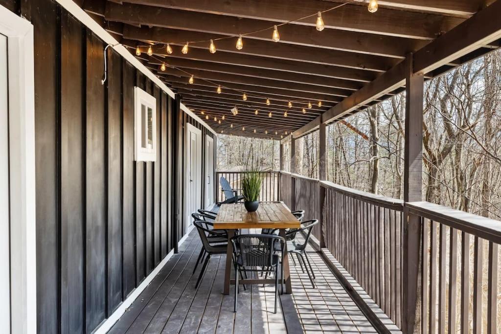Holiday home New! Modern Cabin With Two Decks, Bar & Game Room! *