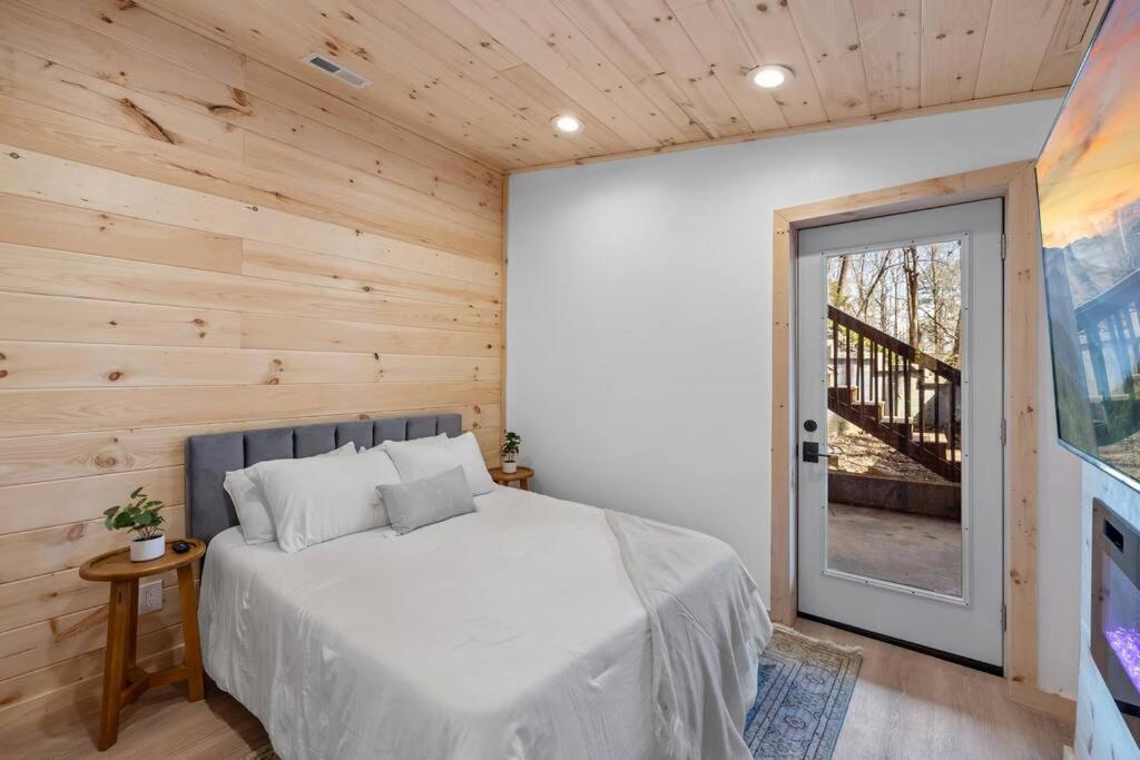 New! Modern Cabin With Two Decks, Bar & Game Room! Holiday home *
