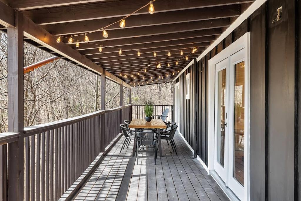 New! Modern Cabin With Two Decks, Bar & Game Room!