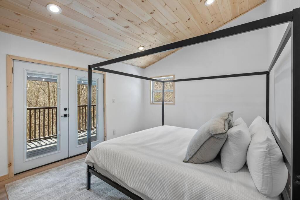New! Modern Cabin With Two Decks, Bar & Game Room!
