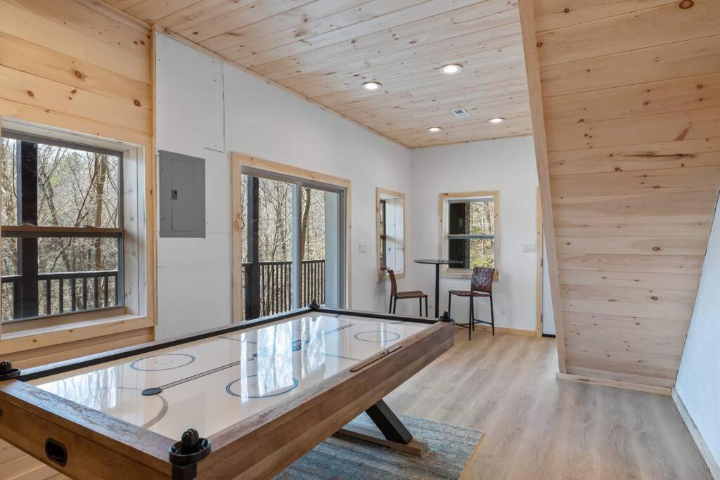 New! Modern Cabin With Two Decks, Bar & Game Room! * Gatlinburg