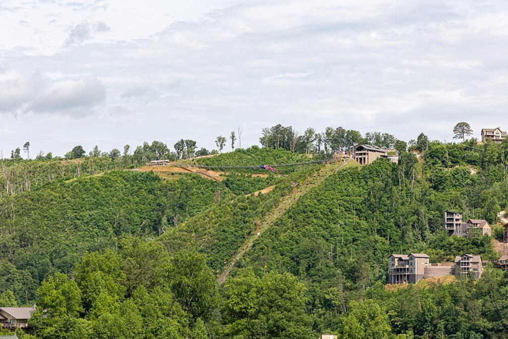 Bearfoot Condo, Free Parking, & Only A 12 Mile From Ripley's Aquarium Gatlinburg