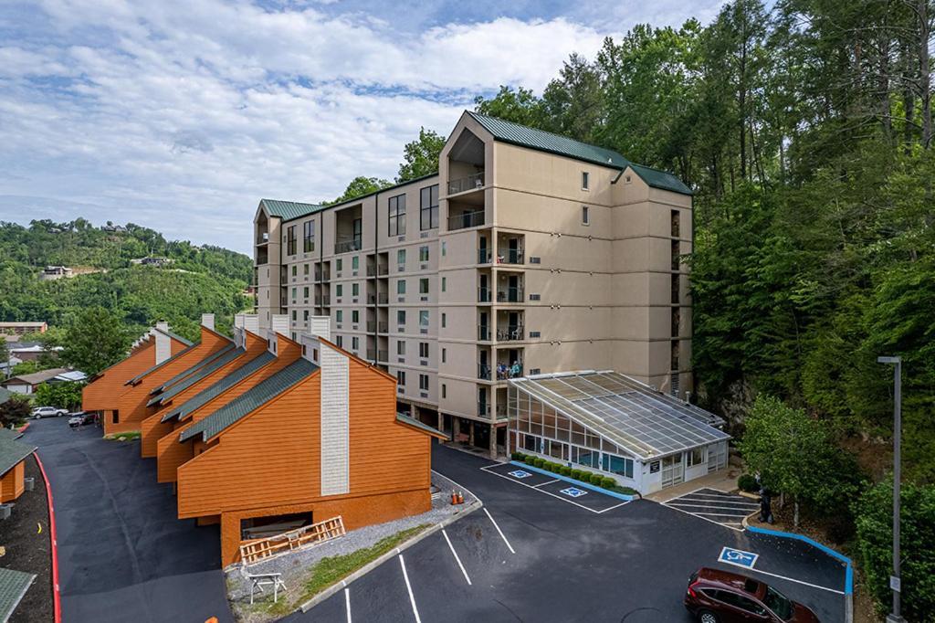 Bearfoot Condo, Free Parking, & Only A 12 Mile From Ripley's Aquarium Holiday home Gatlinburg