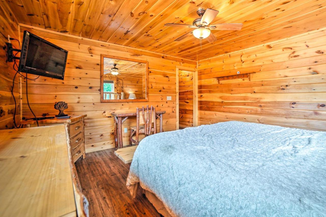With Theater And Hot Tub! * Gatlinburg