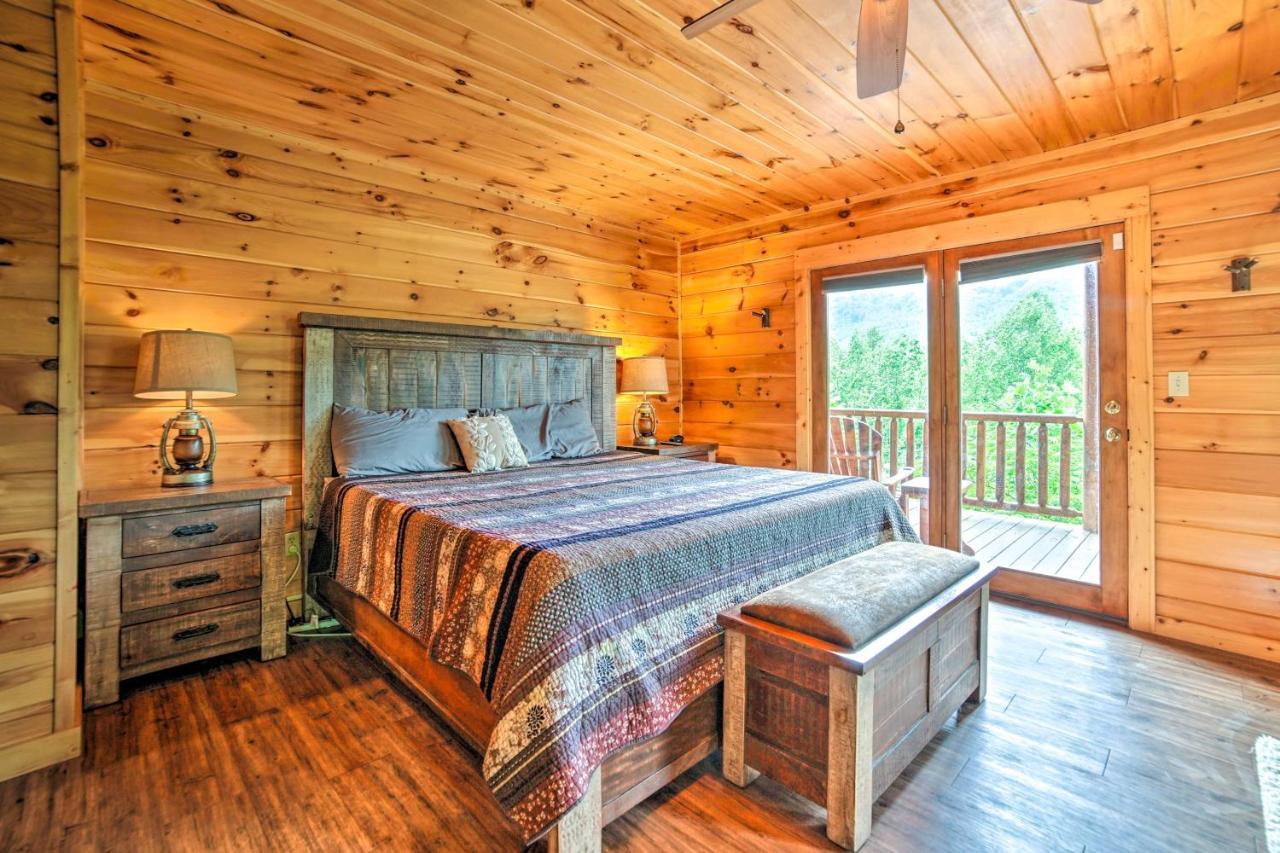 With Theater And Hot Tub! * Gatlinburg