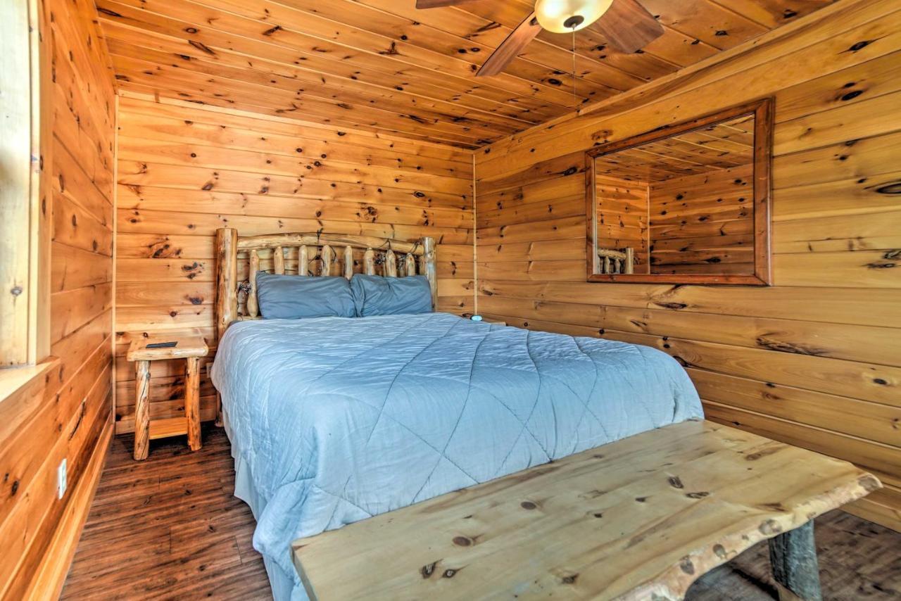 With Theater And Hot Tub! * Gatlinburg