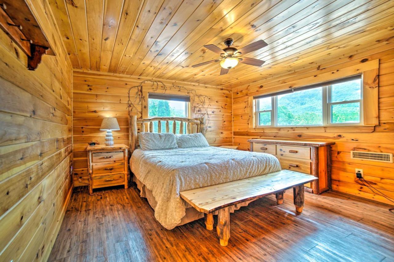 Holiday home With Theater And Hot Tub!