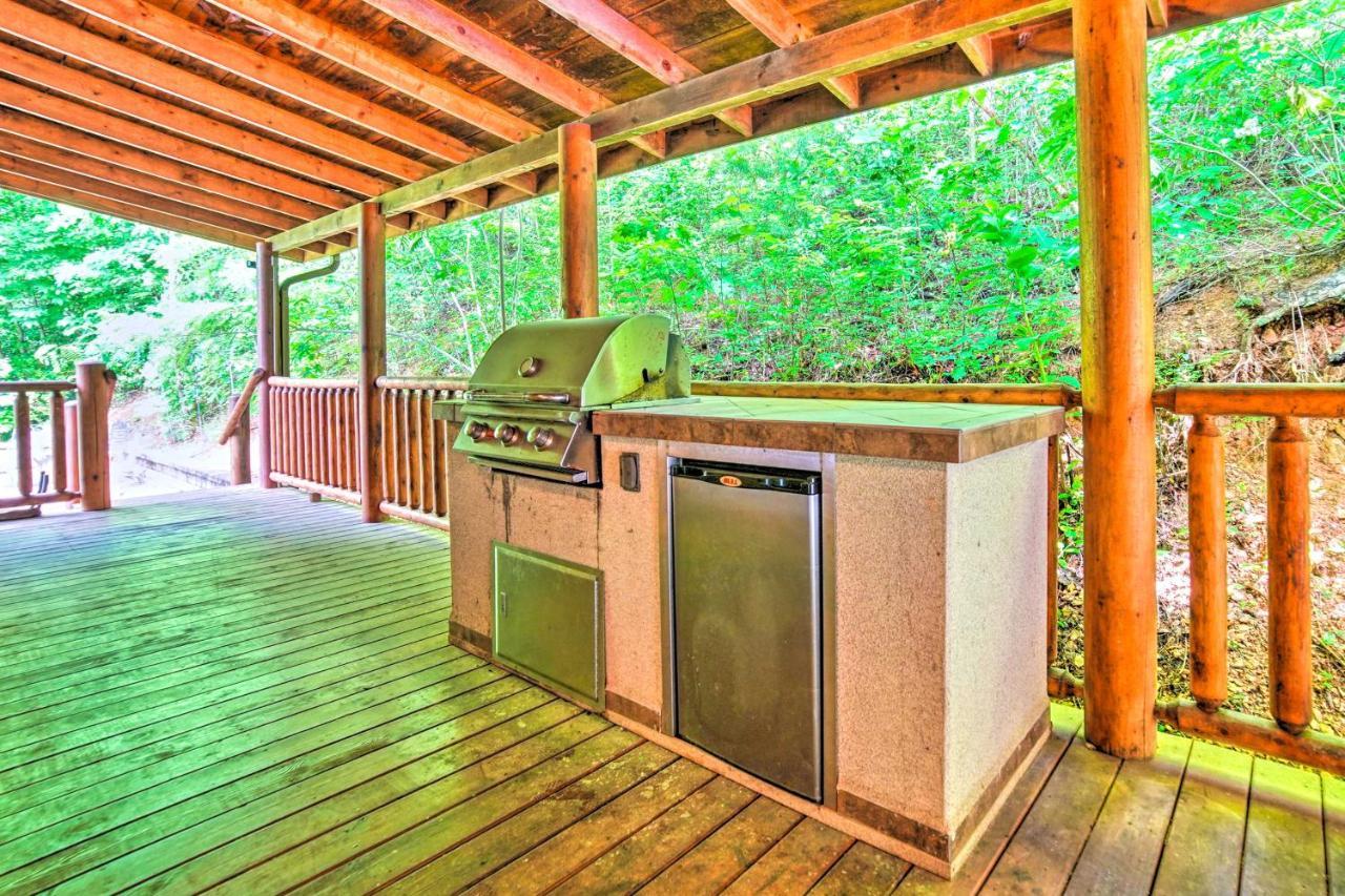 With Theater And Hot Tub! Holiday home Gatlinburg