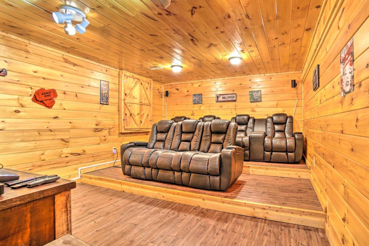 With Theater And Hot Tub! Holiday home Gatlinburg