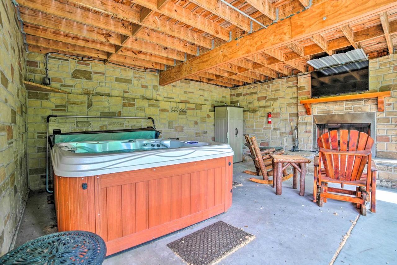 With Theater And Hot Tub! Holiday home Gatlinburg