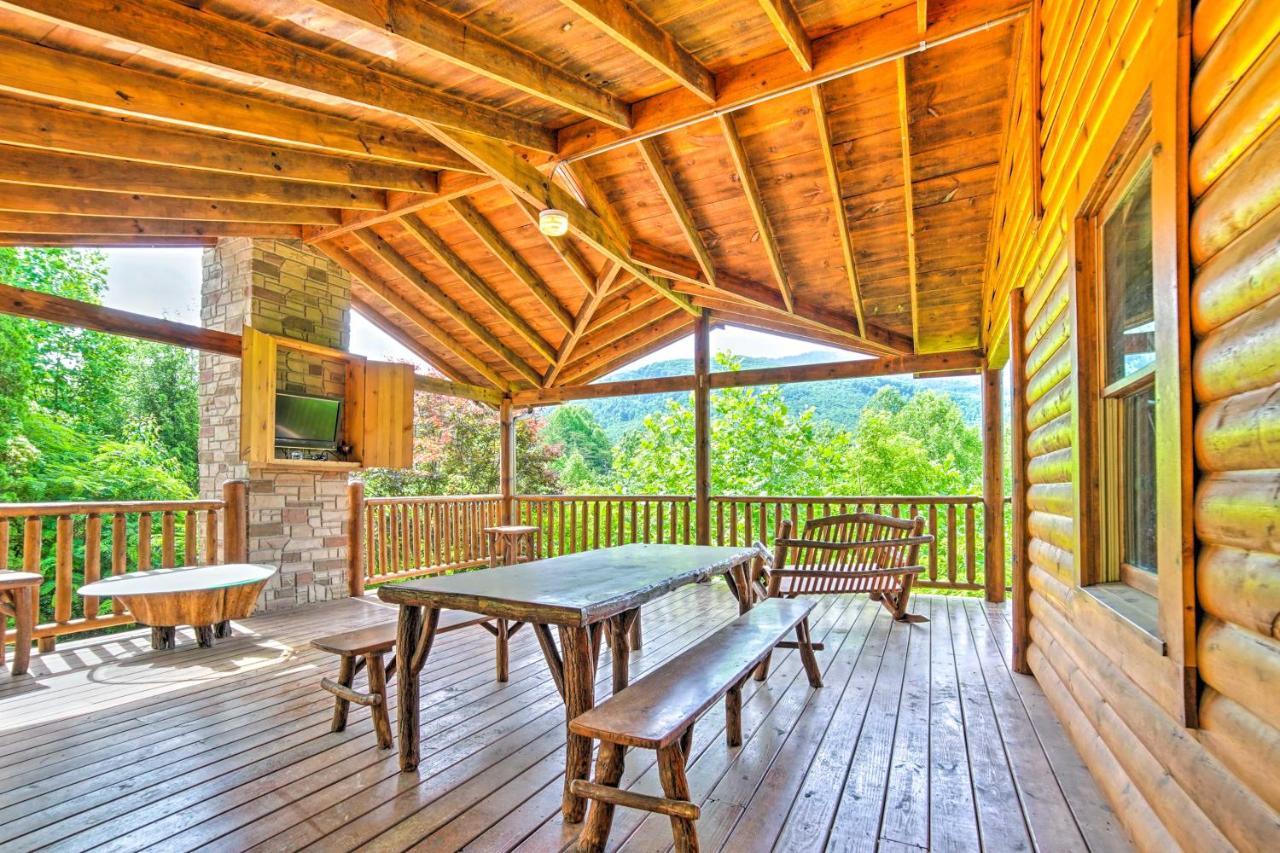 With Theater And Hot Tub! Gatlinburg