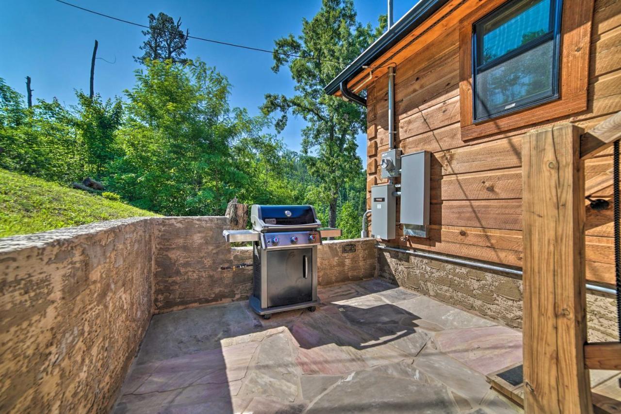 Spacious Mountain Retreat With Hot Tub And Views! Holiday home Gatlinburg