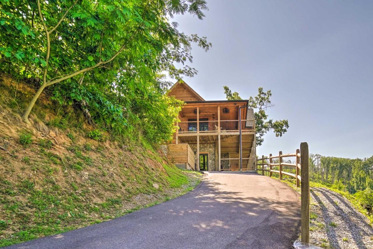 Spacious Mountain Retreat With Hot Tub And Views! Holiday home