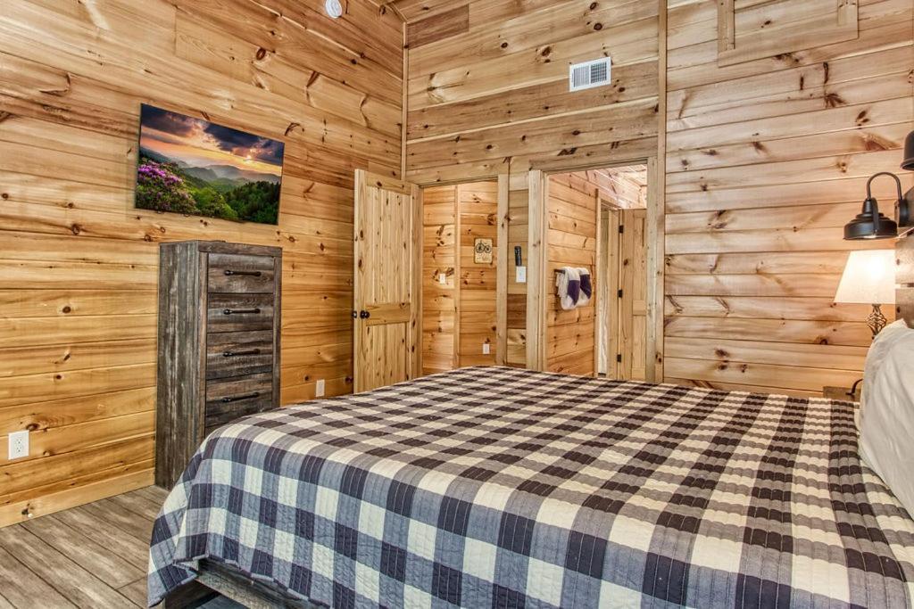 Appalachian Lookout-hot Tub, 1089 Of Free Attraction Tickets For Each Paid Day, Dollywood And More!