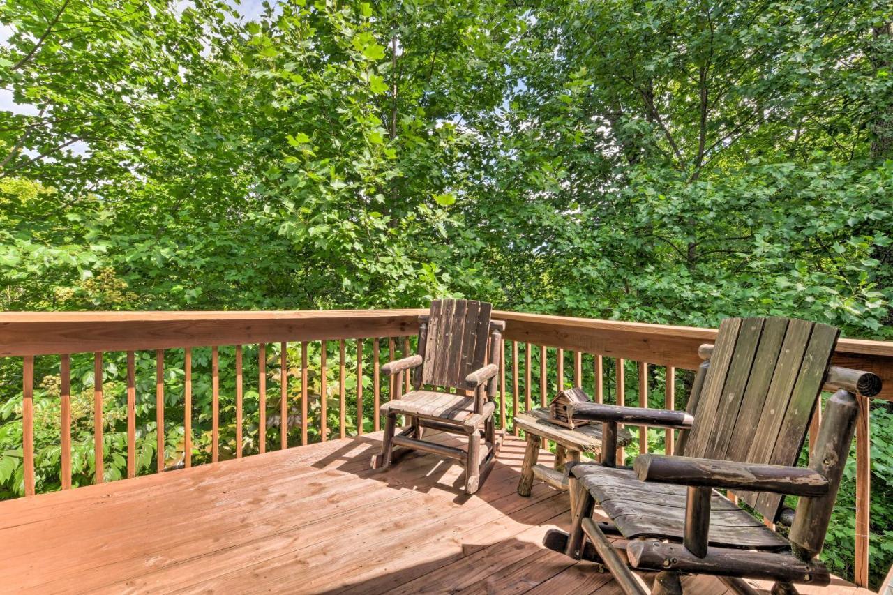 Quiet And Secluded Cabin With Hot Tub!