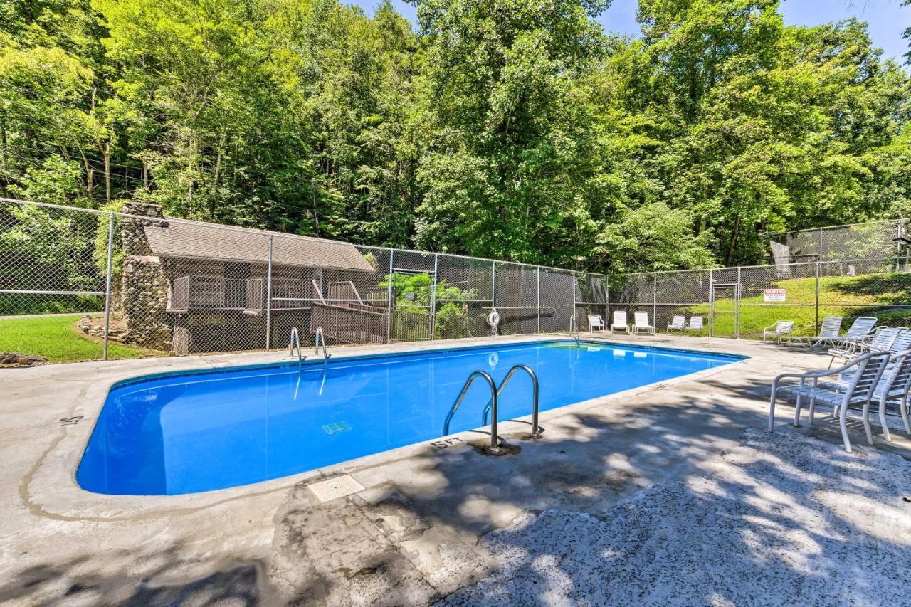 Quiet And Secluded Cabin With Hot Tub! *