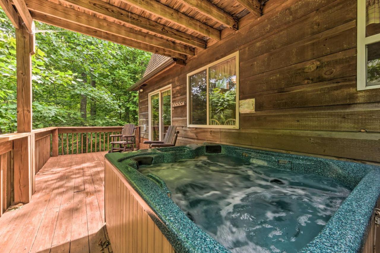Quiet And Secluded Cabin With Hot Tub!