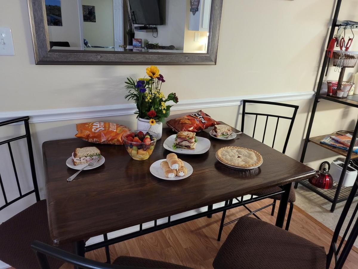 Apartment Lowest Prices Of The Year Downtown Suite, Close To Everything, Free High Speed Wifi, Private Balcony, Pool, Hot Tub, Sleeps 8