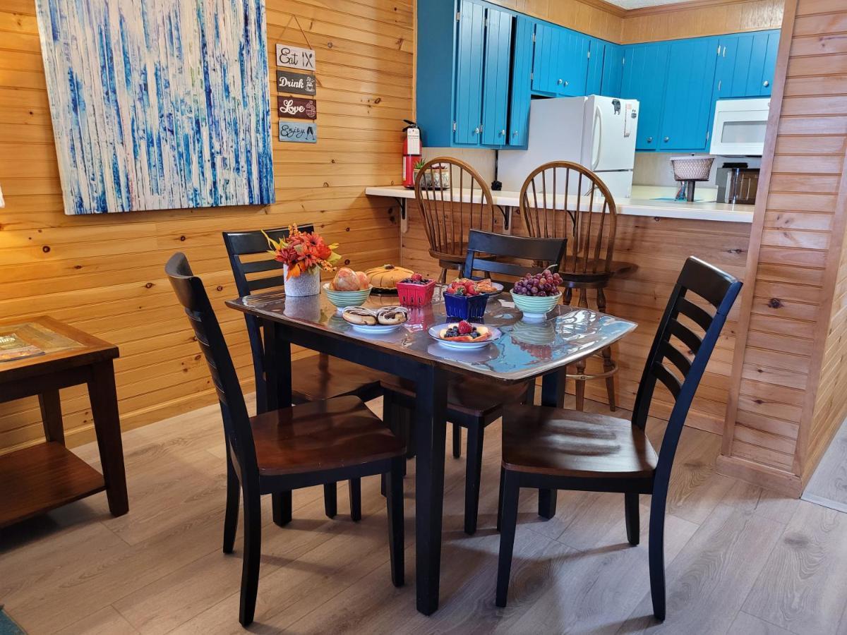 Gatlinburg's Ski Mountain Resort, 10 Min From Downtown, King Bed, Pool, Hot Tub, Private Balcony Lowest Prices Of The Year Apartment Gatlinburg