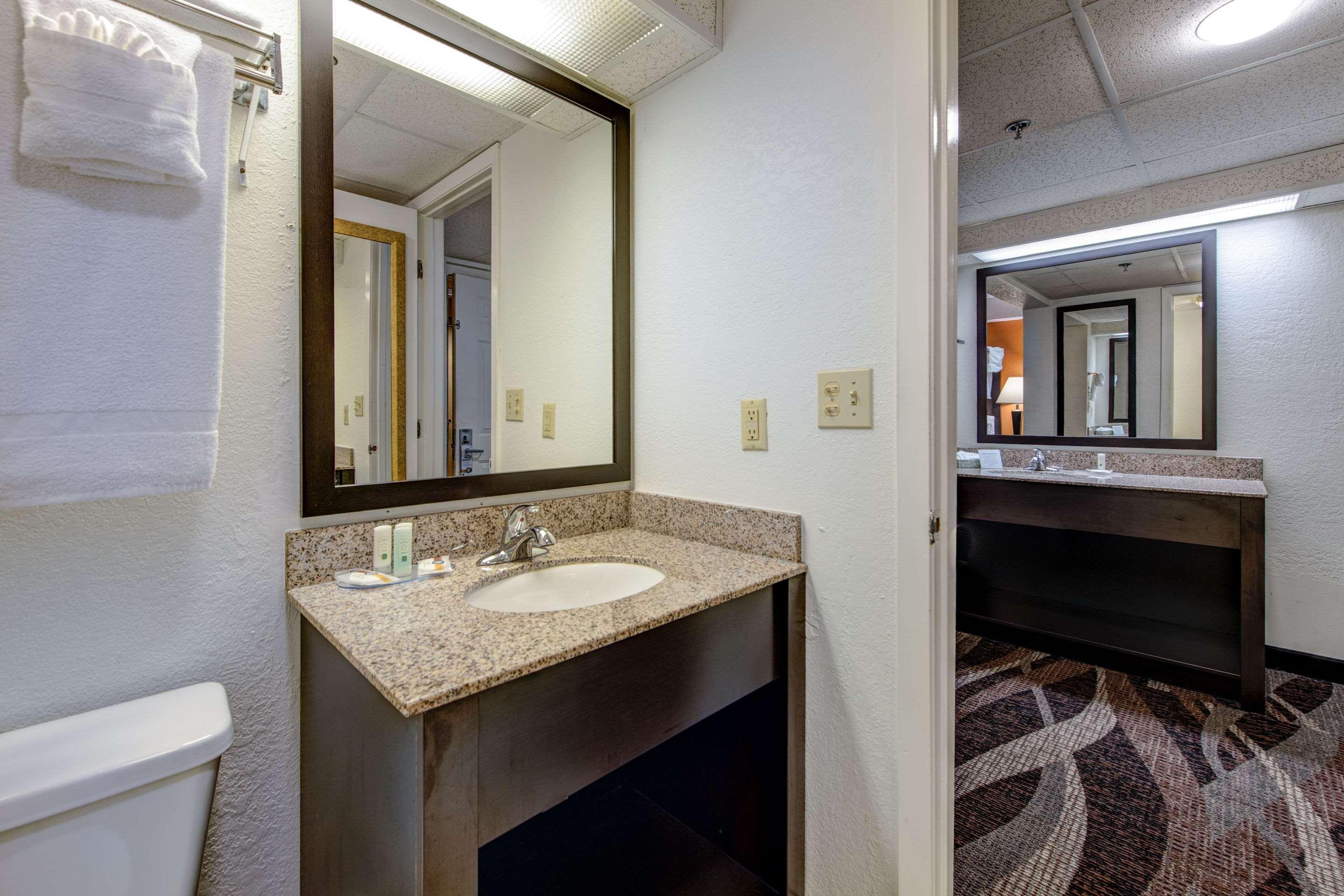Quality Creekside - Downtown Inn 2*