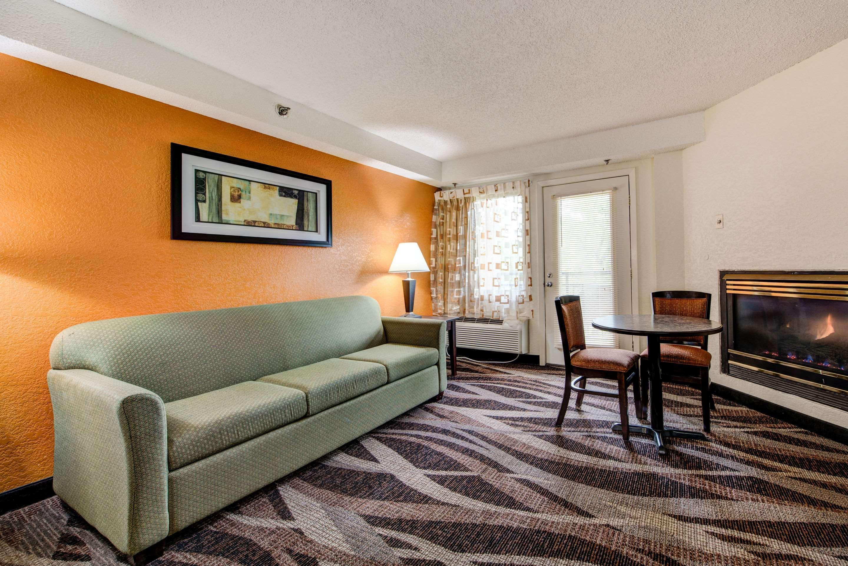 Quality Creekside - Downtown 2*