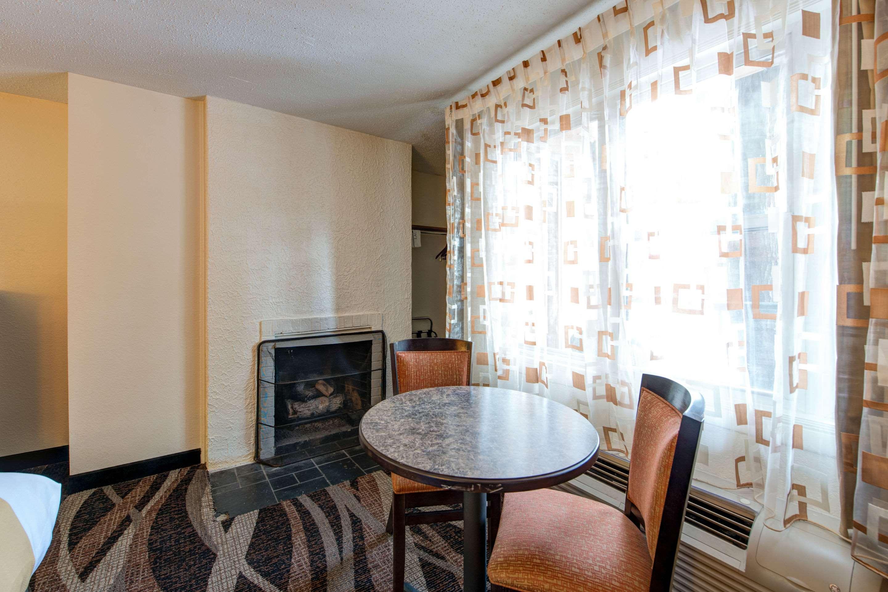 Quality Creekside - Downtown 2*